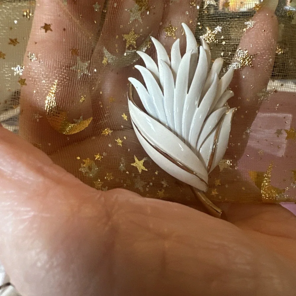 Vintage Monet White Enamel Filigree  Leaf Design Gold Tone Pin Brooch  3
